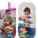 دو دانش‌آموز در حال ساختمان‌سازی و بازی با قطعات لگو رنگی در فعالیت فضایی آزاد