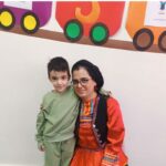 دو دانش‌آموز در حال انجام فعالیت ساخت و سازی هنری با ماشین‌های رنگی دست‌ساز در کلاس درس
