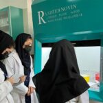 دانش‌آموزان درحال انجام آزمایش عملی و تجربی در آزمایشگاه با استفاده از تجهیزات علمی تخصصی