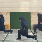 دانش‌آموزان دختر در حال انجام تمرینات ورزشی در حیاط مدرسه