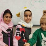 دانش‌آموزان نوجوان در فعالیت خلاقانه و بازی نقش درون کلاس درس با عروسک‌های ساخت‌دستی و لباس رنگارنگ