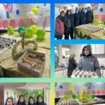 دانش‌آموزان در حال انجام یک پروژه و فعالیت علمی تجربی با صندوق‌های نمونه و بالون‌های رنگی در یک فضای کلاسی