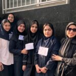 گروه دانش‌آموزان دختر ایرانی در مراسم اختتام سال تحصیلی درون‌حیاط مدرسه