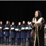 دانش‌آموزان دختر در لباس فرم مدرسه در حین مراسم پایانی سال تحصیلی، دریافت مدارک و گواهی‌نامه از معلم روی صحنه