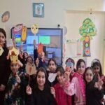 دانش‌آموزانی در حال نمایش ماسک‌های کاغذی و کاردستی‌های هنری خود در کلاس درس