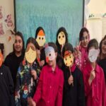دانش‌آموزان در کلاس درس در حال نمایش ماسک‌های خلاقانه‌ای که در فعالیت هنری ساخته‌اند