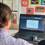 دانش‌آموزان در حال کار روی پروژه‌های طراحی گرافیکی و دیجیتالی در کلاس کامپیوتر با استفاده از نرم‌افزار گرافیک