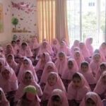 نماز جماعات دانش‌آموزان دختر در مدرسه، ایستاده در صفوف منظم با لباس‌های مدرسه‌ای
