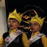 گروهی از دانش‌آموزان در لباس و تاج طلایی برای یک برنامه‌ی نمایشی تئاتری
