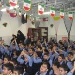 گردهمایی و مراسم دانش‌آموزان در سالن مدرسه با پرچم‌های ایرانی و دیکوراسیون
