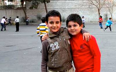 دو دانش‌آموز در حیاط مدرسه پوز داده‌اند