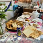 میز صبحانه‌ی دانش‌آموزان با نان، وافل و چای در کلاس درس دبستان افق روشن، منطقه ۱۳ تهران
