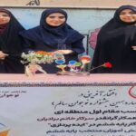 دانش‌آموزان در حال ارائه یک پروژه تحقیقاتی علمی با نمونه‌های فیزیکی و مدل‌های ساختمانی در نمایشگاهی دبیرستانی