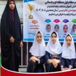 دانش‌آموزان منتخب مدرسه‌ای در کنار معلم‌شان با بنر تقدیر و تصویرهای تیم‌های برتر درسی سال تحصیلی