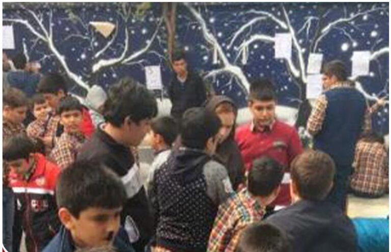 فعالیت گروهی دانش‌آموزان