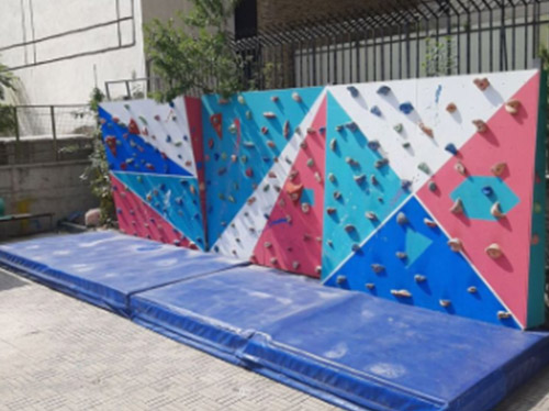 دیوار سنگ‌نوردی مدرسه پندار نو در حیاط مدرسه
