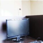 مانیتور کامپیوتر و تجهیزات الکترونیکی در سایت رایانه‌ای مدرسه