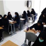 دانش‌آموزان دختر با لباس یکدست سیاه در کلاس درس نشسته و درسی را می‌خوانند