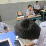 دانش‌آموزان در کلاس درس نشسته‌اند و معلم در حال تدریس است