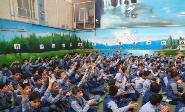 دانش‌آموزان جمع‌شده در حیاط مدرسه با دیوار نقاشی‌شده زمینه آسمان و طبیعت