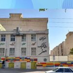نمای بیرونی ساختمان اصلی پلی‌تکنیک هنر با سردر و تابلوی معرّف روی واجهه
