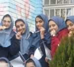 گروهی از دانش‌آموزان با لباس رسمی در حیاط مدرسه