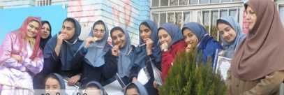 گروهی از دانش‌آموزان با لباس رسمی در حیاط مدرسه