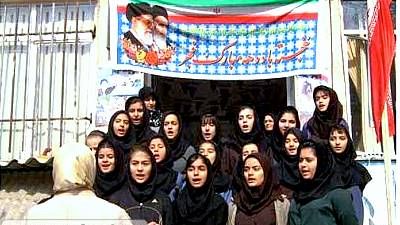 گردهمایی دسته‌جمعی دانش‌آموزان نوجوان در کلاس درس، به‌مناسبت یک رویداد یا مراسم مدرسه‌ای