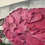 نقاشی دیواری گل‌های رز و پیونی به رنگ‌های صورتی روشن که در داخل راهروی ساختمان مدرسه نصب شده است