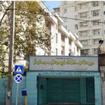 نمای جلویی ساختمان مدرسه دخترانه غیردولتی راهیان کارثر با درب ورودی سبز رنگ و تابلوی نام مدرسه