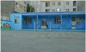 حیاط رنگ‌آمیزی‌شده