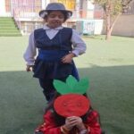دانش‌آموزان در حیاط مدرسه در حال انجام فعالیت هنری و خلاقانه با ابزار تزیینی رنگی