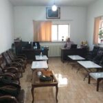 فضای اداری و پذیرش مدرسه با میز‌های کار، رایانه‌ها و صندلی‌های راحتی برای جلسات والدین
