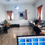 دانش‌آموزان در حال کار بر روی رایانه‌های شخصی در کلاس آزمایشگاه کامپیوتر مدرسه