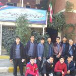 درب ورودی و سردر مدرسه راهپویان صنعت با تابلوی شناسایی ساختمان و گروهی از دانش‌آموزان در لباس فرم