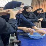 دانش‌آموزان در حال انجام یک فعالیت آزمایشی عملی با تجهیزات آموزشی و دستگاه‌های تخصصی