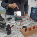 دانش‌آموزان در حین انجام آزمایش الکتریکی با موتور و تبدیل‌کننده جریان