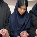 دانش‌آموزان در حال مطالعه و بررسی مدل‌های آناتومی بدن انسان با اجزای مختلف