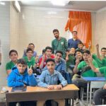 گروه دانش‌آموزان کلاس درس دبیرستان رفاه‌نور تهران به همراه معلم خود در یک عکس یادگاری گروهی درون کلاس درس