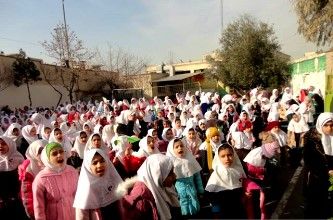 گردهمایی بزرگ دانش‌آموزان در حیاط مدرسه برای مراسم اجتماع‌آوری
