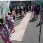 دانش‌آموزان پوشش یکسان در محوطه ورودی مدرسه در ساعات حضور