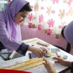 دانش‌آموزان دختر در حال کار روی پروژه‌ی ساخت مدل مهندسی در کلاس درس
