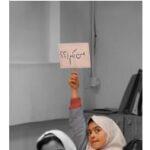 دانش‌آموز در حال مشارکت در فعالیت ساخت‌وساز و تزیین کلاس درس با اشیاء کاغذی و تزیینات دستساز