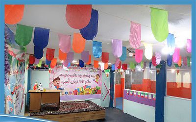 کلاس درسی که با بادکنک‌های رنگی متنوع و پوسترهای تزیینی برای یک مناسبت آماده شده است