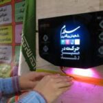 دانش‌آموز در حال انجام آزمایش نوری و تحقیق علمی با استفاده از دستگاه نوری تخصصی در محیط آزمایشگاه