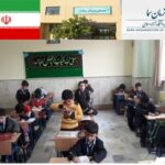تصویری از کلاس درسی با دانش‌آموزان در حال فعالیت‌های عادی آموزشی، تخته‌سیاه، و محیط داخلی مدرسه