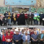 دو تصویر از رویداد و فعالیت مشارکتی مدرسه: بالا گروهی از دانش‌آموزان و مربیان در کنار یک پروژه معماری رنگین، پایین مسئولین و شرکت‌کنندگان در مراسم رسمی