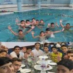 دانش‌آموزان در حال شنا و بازی در استخر مدرسه و گروهی از آنان در حال خوردن و جشن‌گیری در مراسم سالانه
