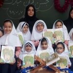 گروهی از دانش‌آموزان دختر با حجاب در کلاس درس در حال انجام فعالیت پرسش و پاسخ، نمایش‌دهنده‌ی کتاب‌ها و متون درسی تحت نظارت معلمان