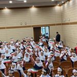 تجمع دانش‌آموزان حاضر در جلسه تعاملی سؤال و جواب با کاغذهای سفید در دست، حضور معلمان و ناظرین